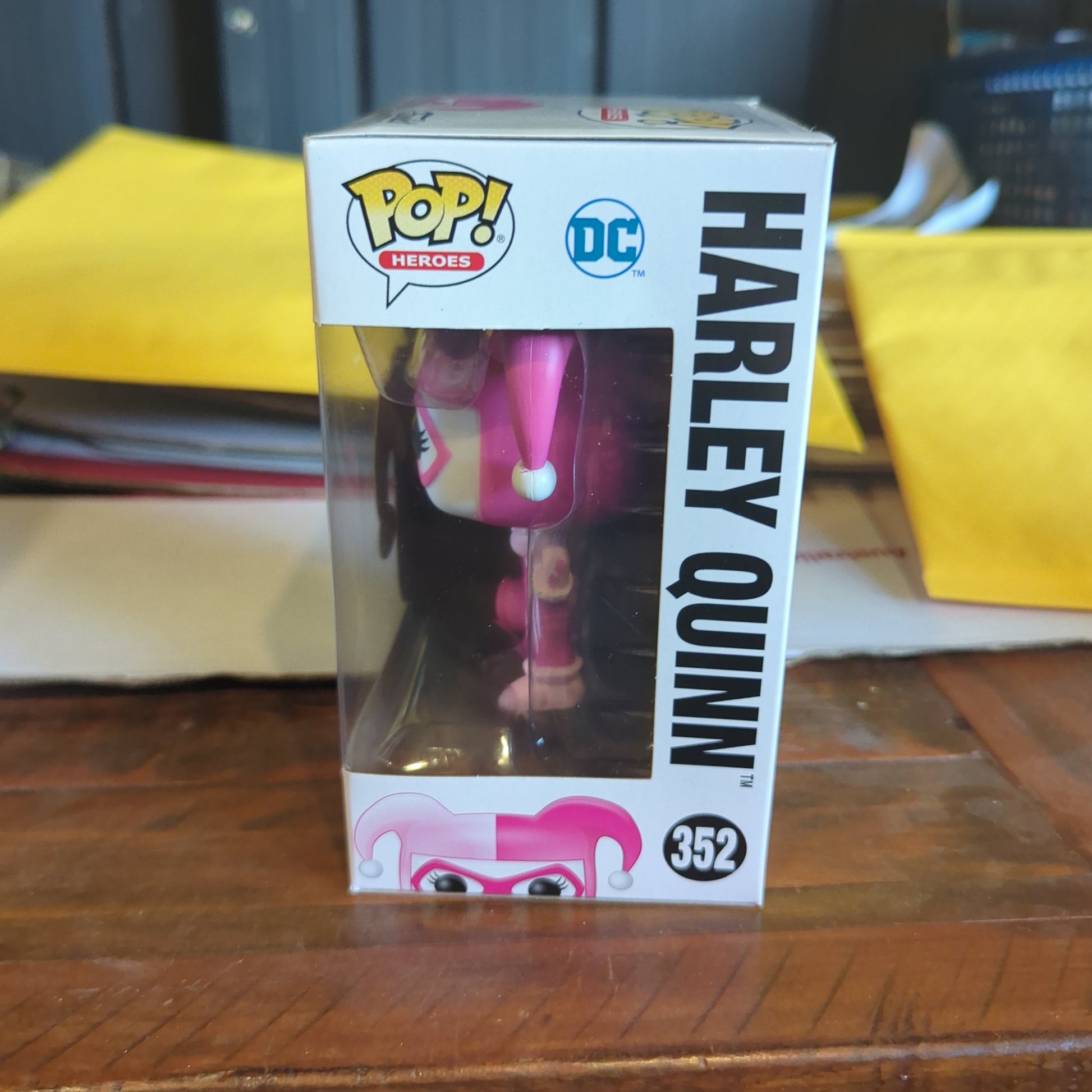 FUNKO POP - 352 - HARLEY QUINN - Pink - Heroes - 2020 - Breast Cancer Awareness FRENLY BRICKS - Open 7 Days