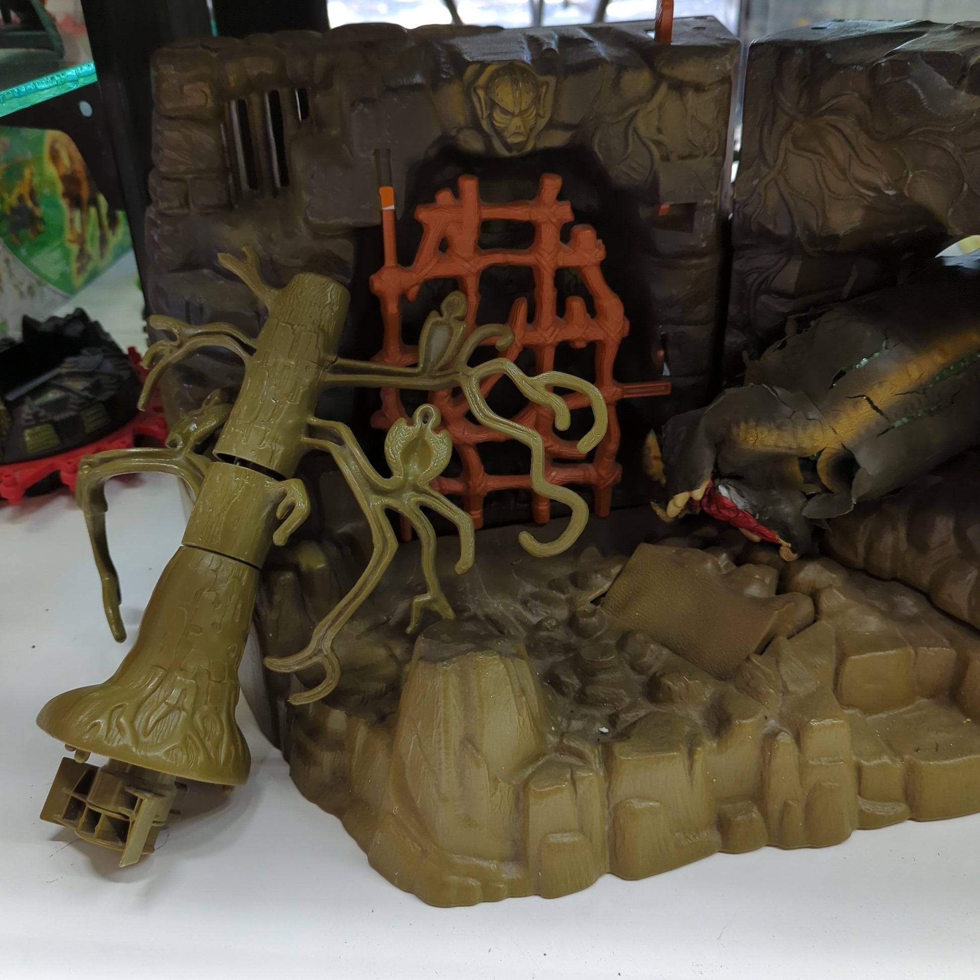 FRIGHT ZONE - VINTAGE 1985 HE-MAN MASTERS OF UNIVERSE MOTU PLAYSET includes tree FRENLY BRICKS - Open 7 Days