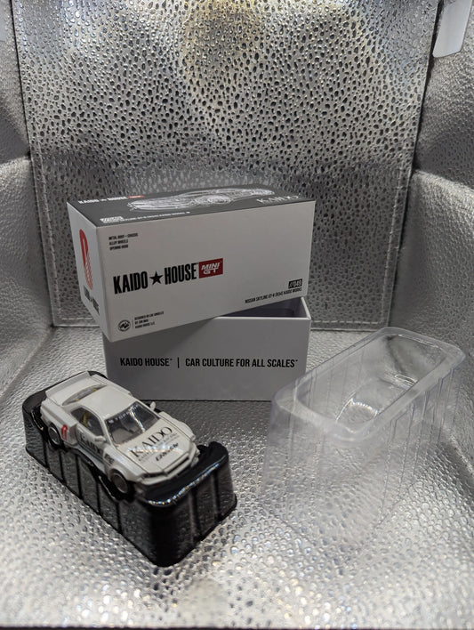 Kaido House x Mini GT Nissan Skyline GT-R R34 Works V1 KHMG049 1/64 WHITE FRENLY BRICKS - Open 7 Days