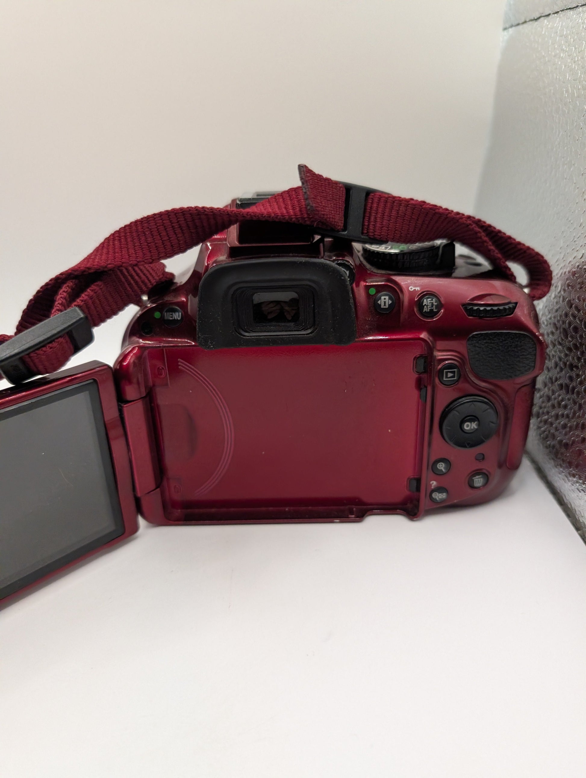 Nikon D5200 Digital Camera Red 24.1 Megapixel 3.2" No battery Untested FRENLY BRICKS - Open 7 Days