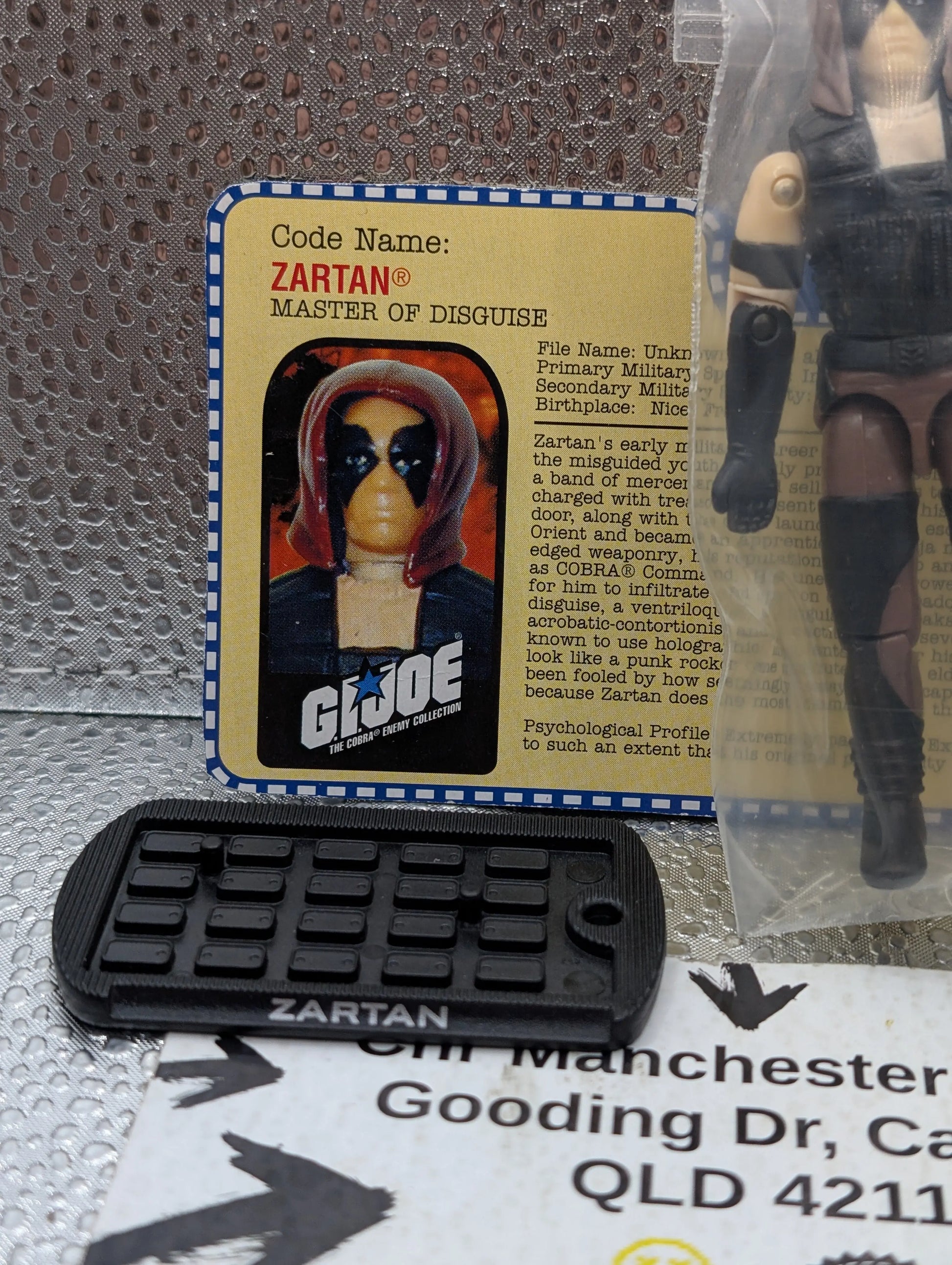GI JOE~ 2001 ZARTAN ~ SPY EXCELLENT~ 100% complete & CARD 2000 FRENLY BRICKS - Open 7 Days