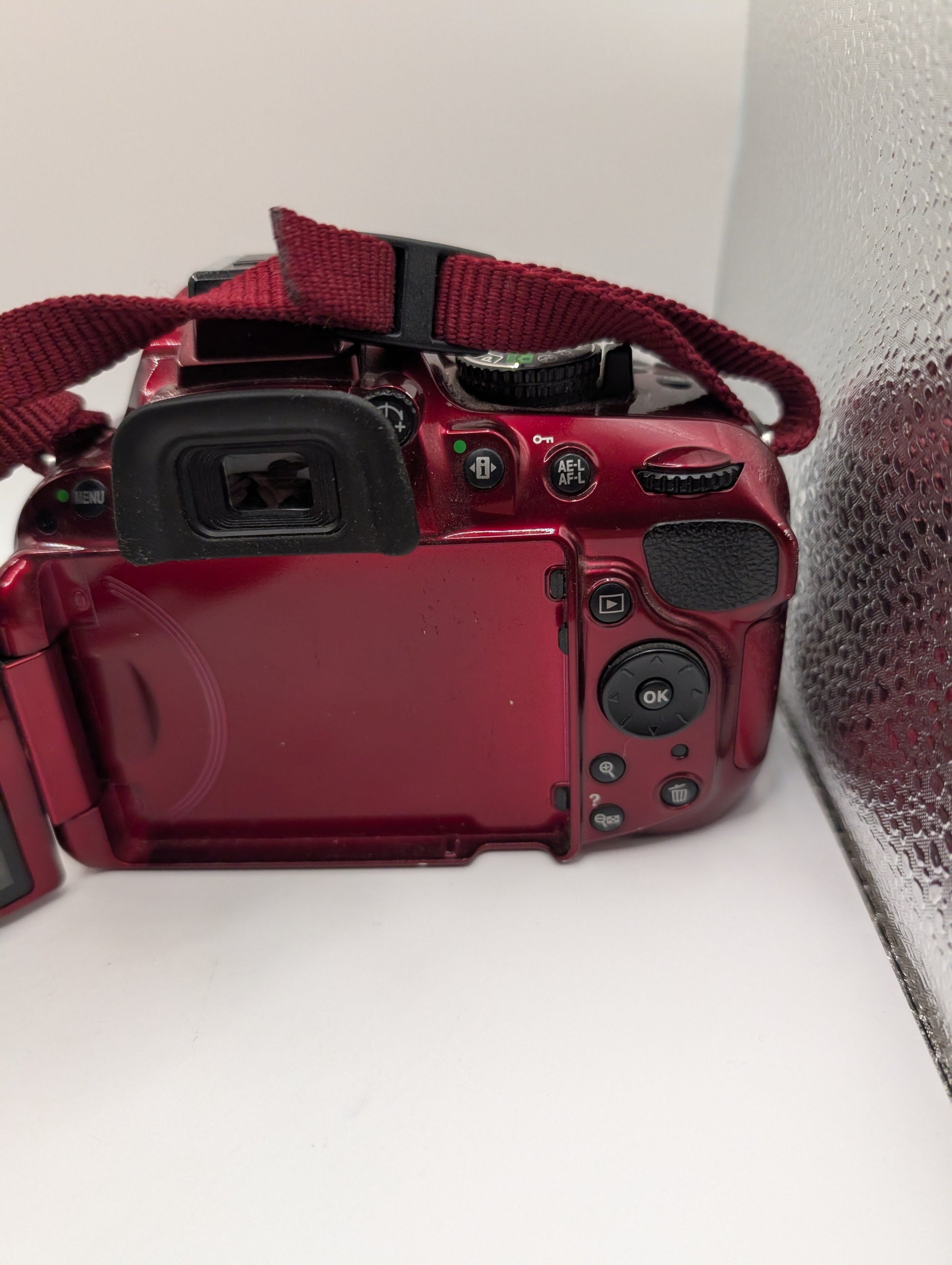 Nikon D5200 Digital Camera Red 24.1 Megapixel 3.2" No battery Untested FRENLY BRICKS - Open 7 Days