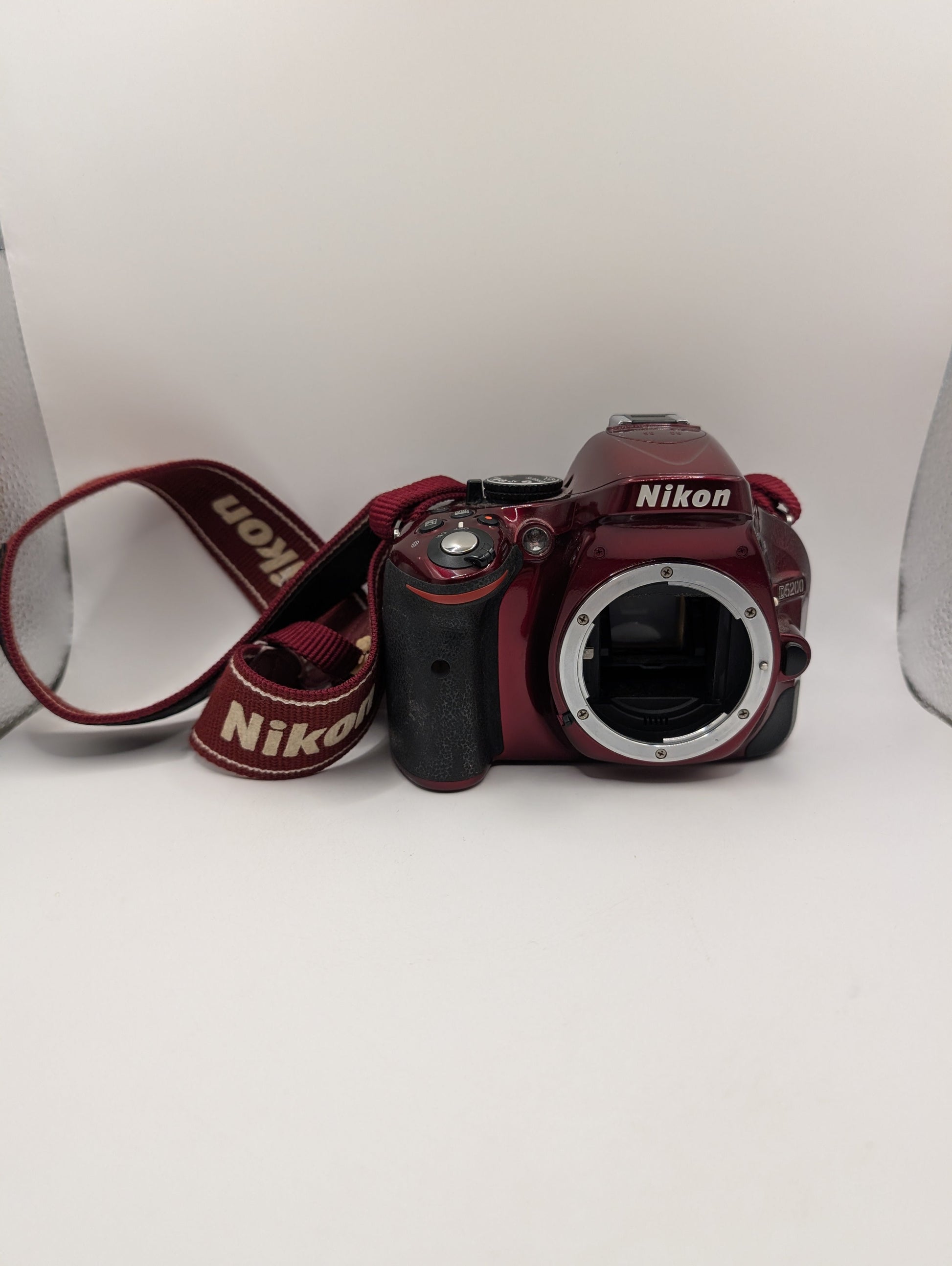 Nikon D5200 Digital Camera Red 24.1 Megapixel 3.2" No battery Untested FRENLY BRICKS - Open 7 Days