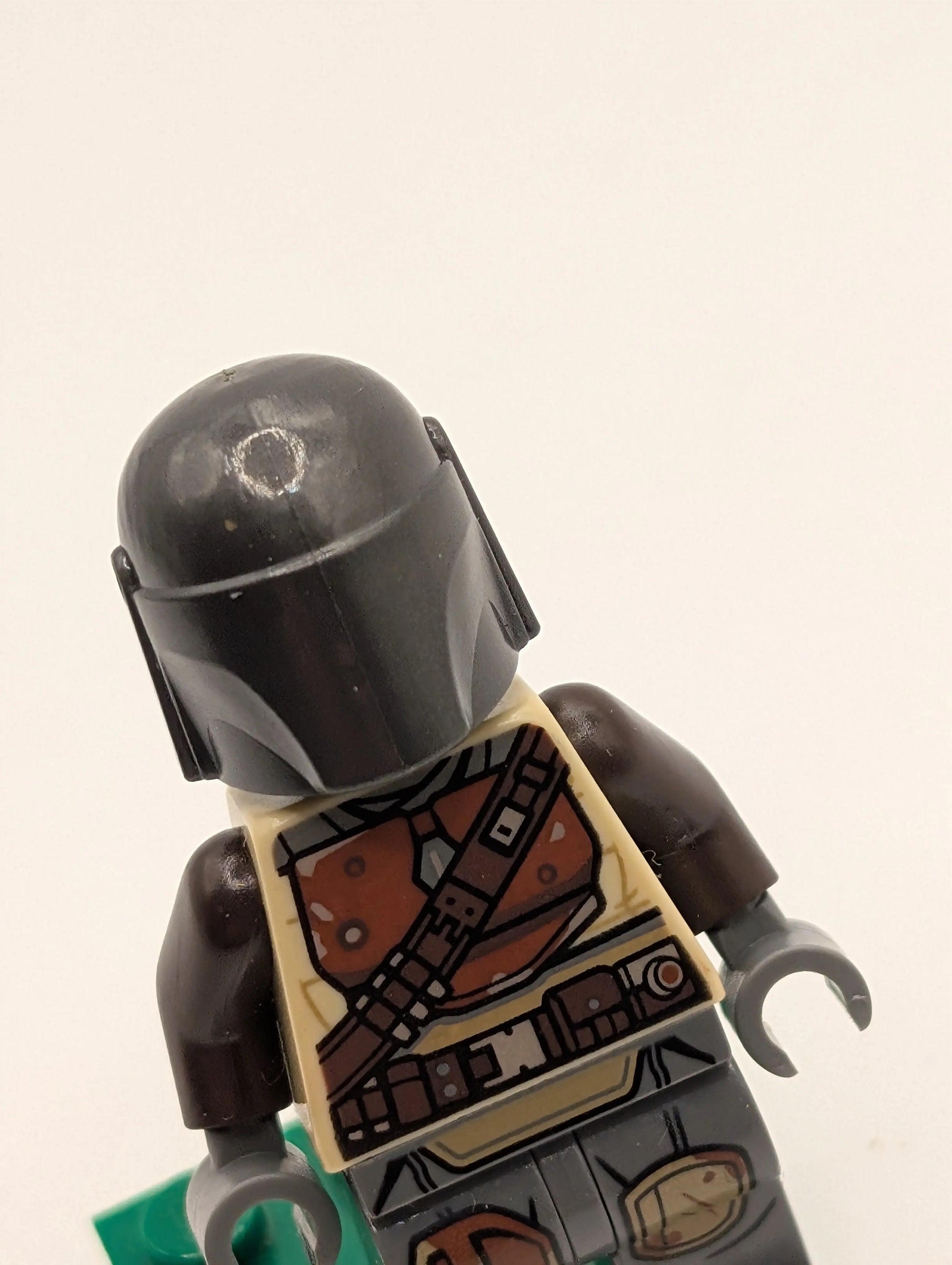 NEW - Lego Minifigure sw1057 The Mandalorian no cape MISPRINT HELMET FRENLY BRICKS - Open 7 Days