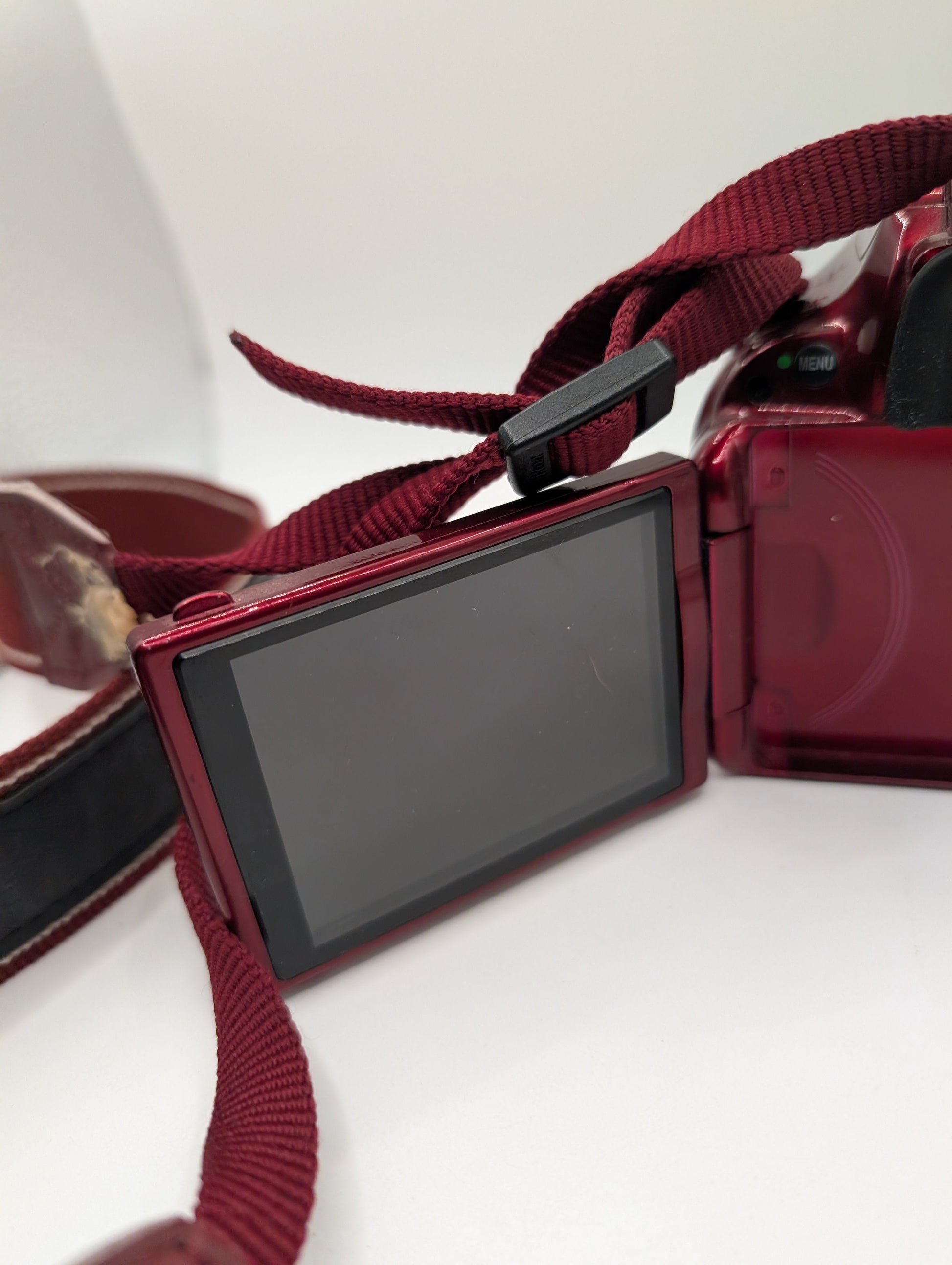 Nikon D5200 Digital Camera Red 24.1 Megapixel 3.2" No battery Untested FRENLY BRICKS - Open 7 Days