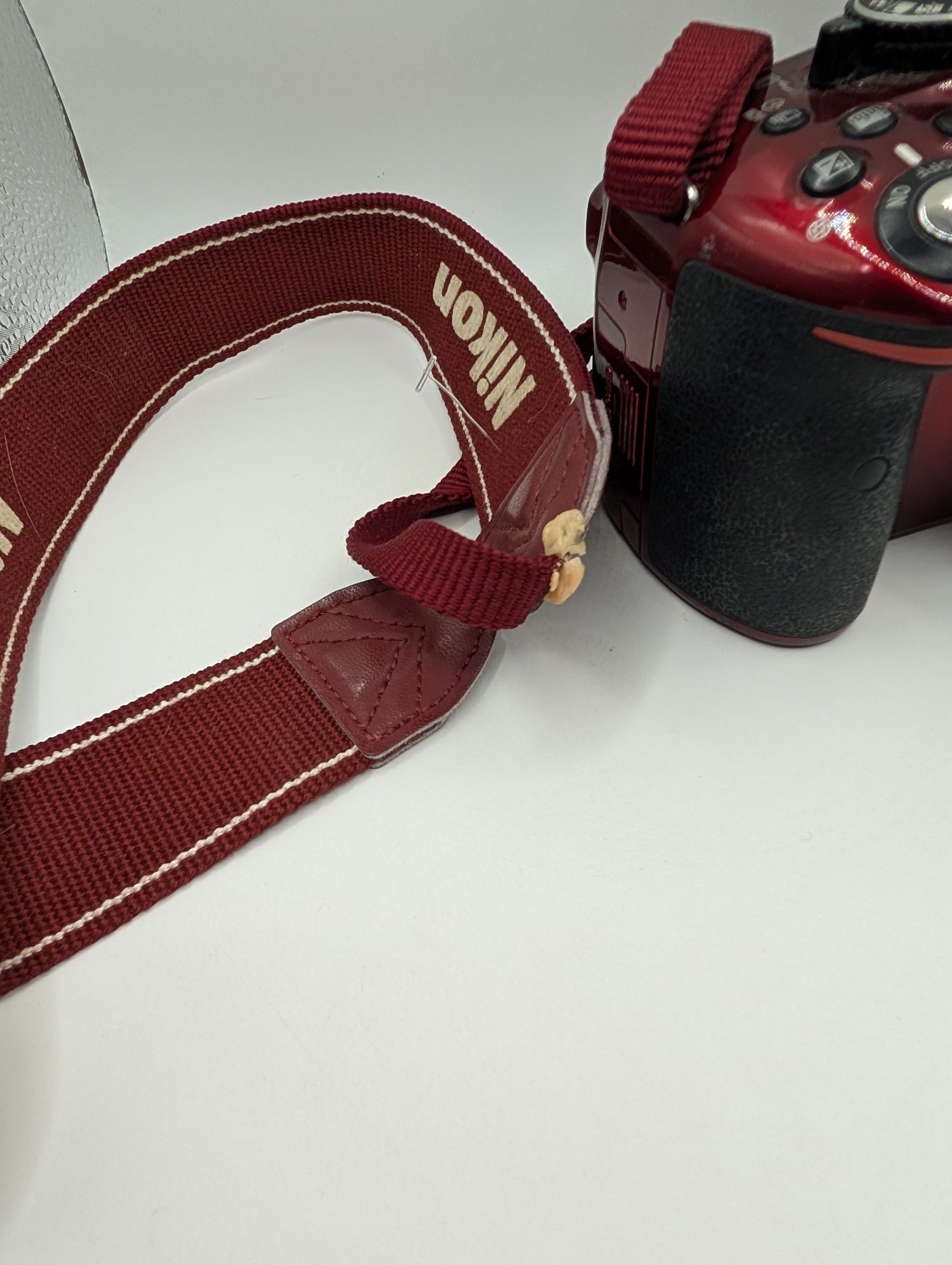 Nikon D5200 Digital Camera Red 24.1 Megapixel 3.2" No battery Untested FRENLY BRICKS - Open 7 Days
