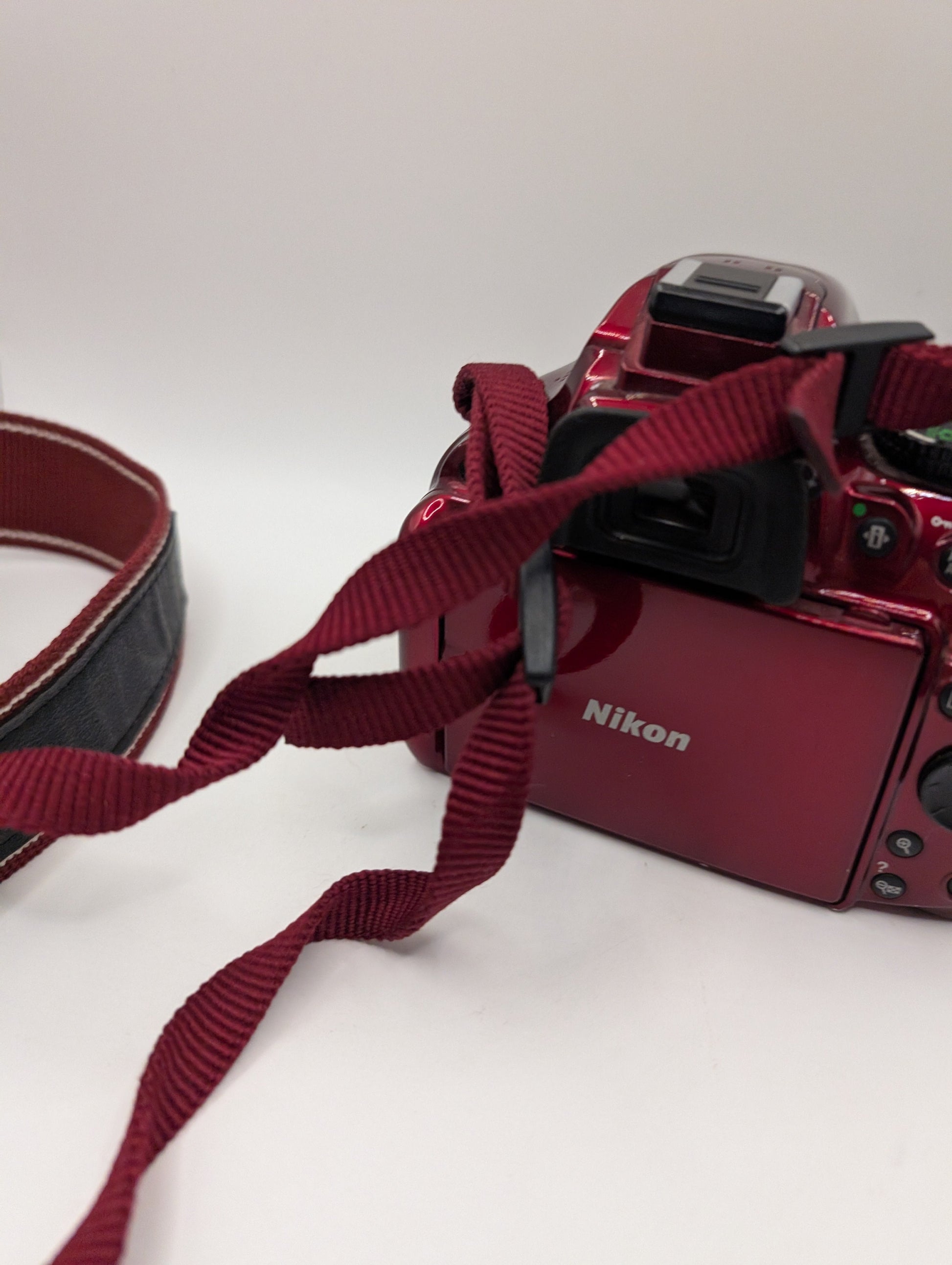 Nikon D5200 Digital Camera Red 24.1 Megapixel 3.2" No battery Untested FRENLY BRICKS - Open 7 Days