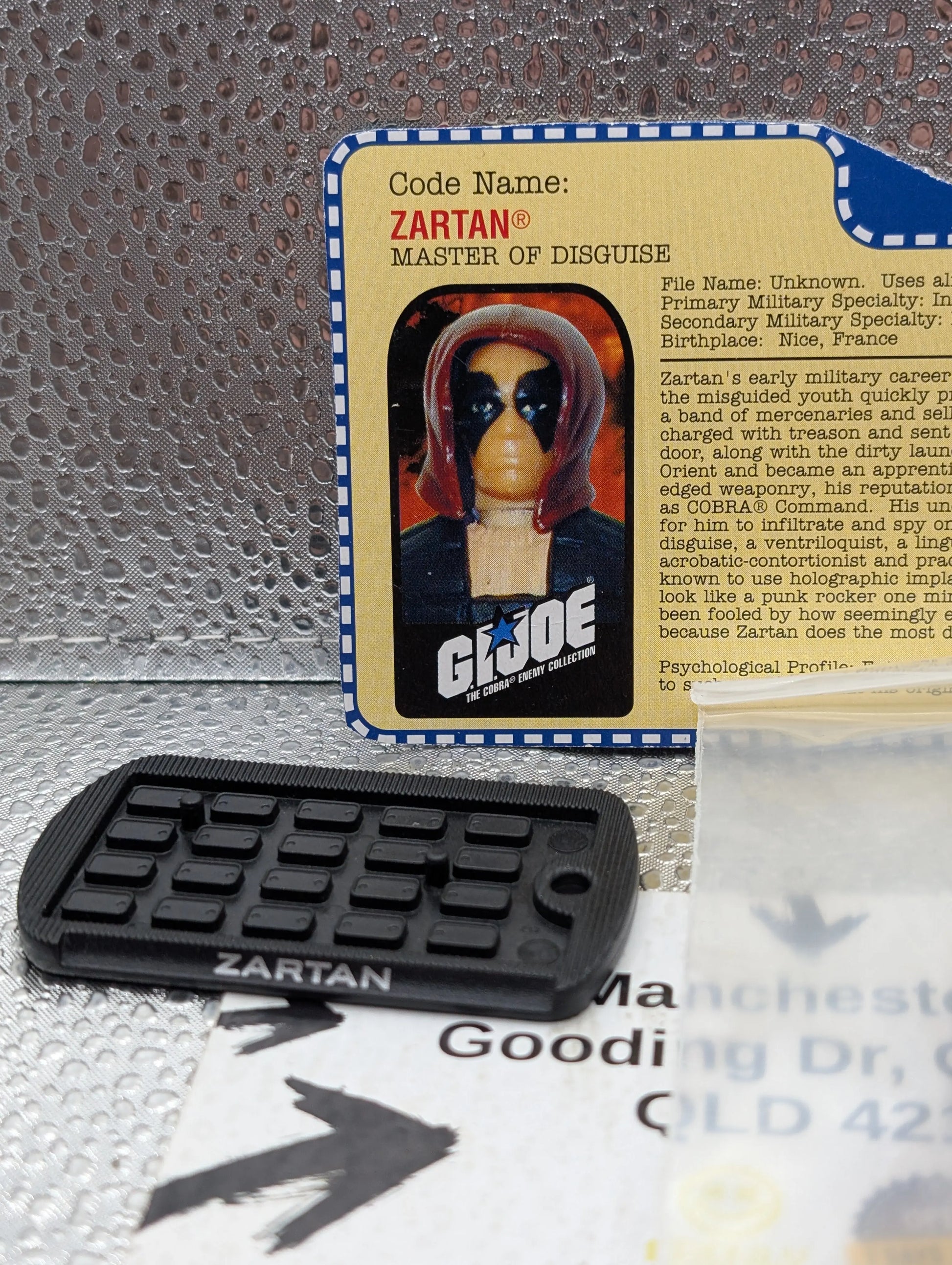 GI JOE~ 2001 ZARTAN ~ SPY EXCELLENT~ 100% complete & CARD 2000 FRENLY BRICKS - Open 7 Days