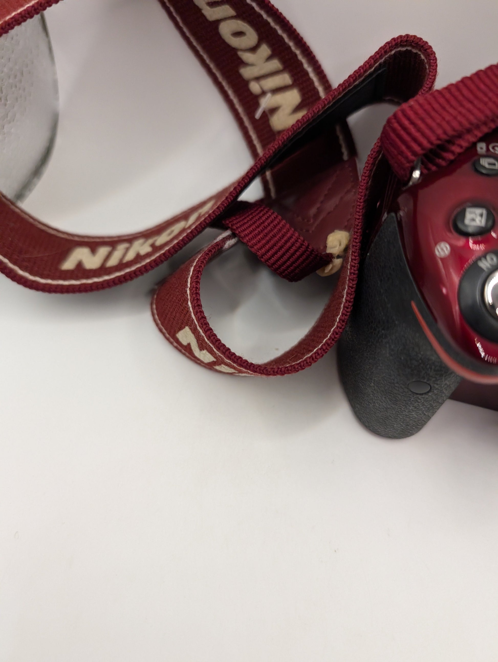 Nikon D5200 Digital Camera Red 24.1 Megapixel 3.2" No battery Untested FRENLY BRICKS - Open 7 Days